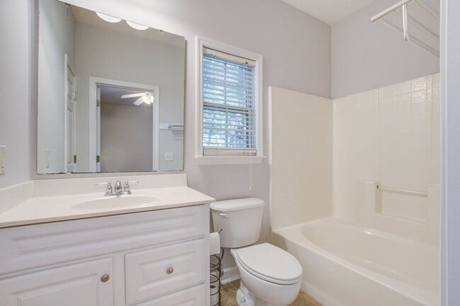 Building Photo - 100 Chinquapin Dr