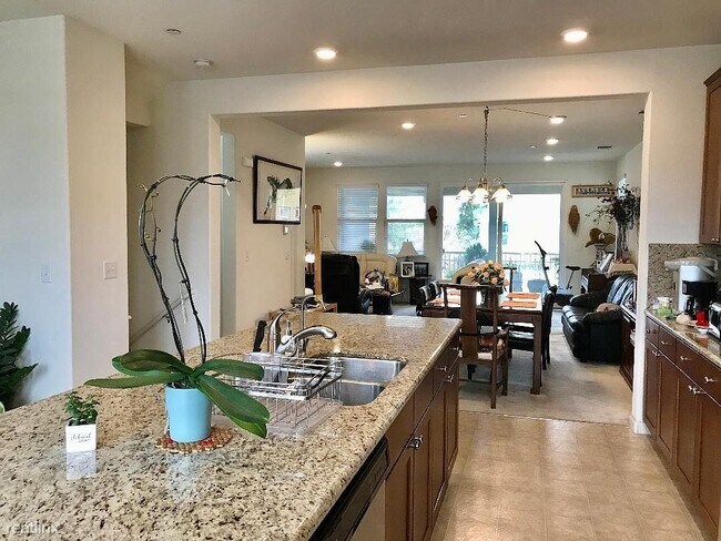 Building Photo - 939 Phelan Ave