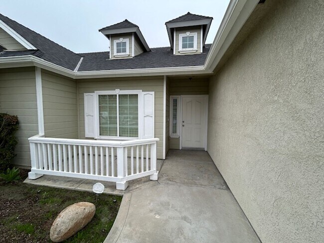 Building Photo - You have to see this yard and patio in the Vineyard subdivision in Northwest Hanford