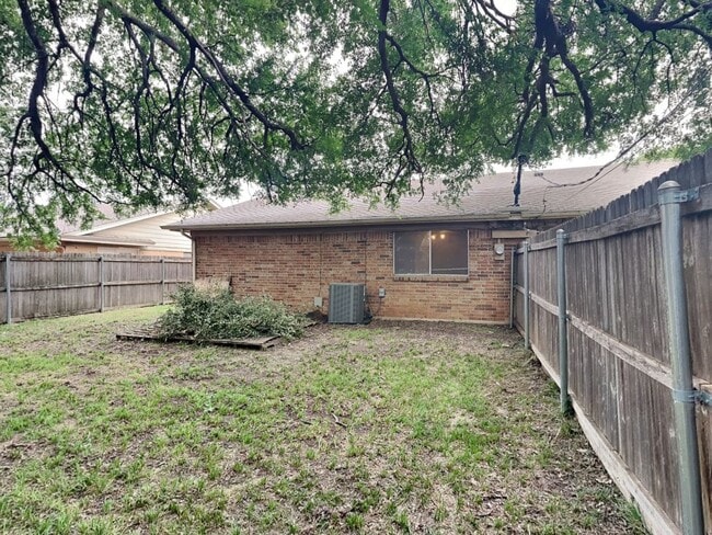 Building Photo - DARLING DUPLEX READY NOW!