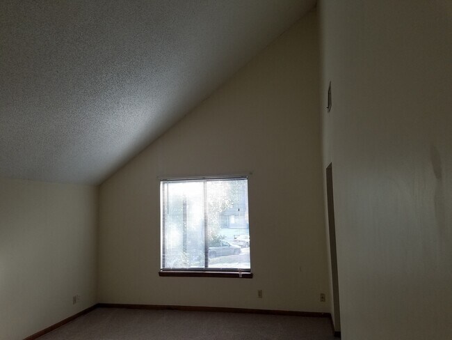 Building Photo - $1450 - 3/2/1 - MOVE IN SPECIAL  - Upstair...