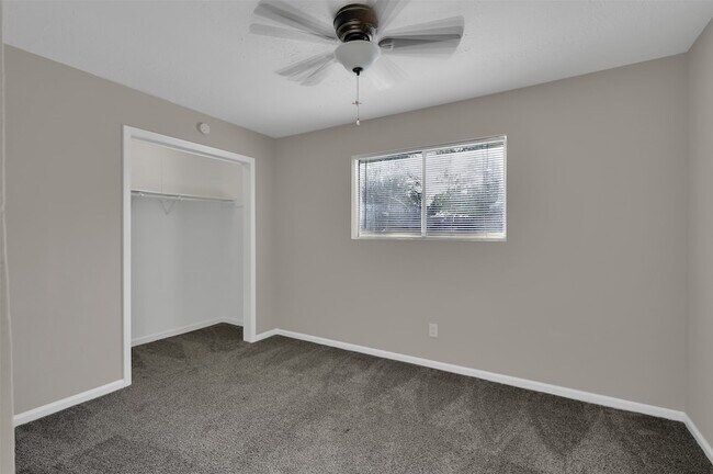 Building Photo - 1018 Surrey Ct