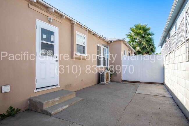 Building Photo - 14220 Gilmore St
