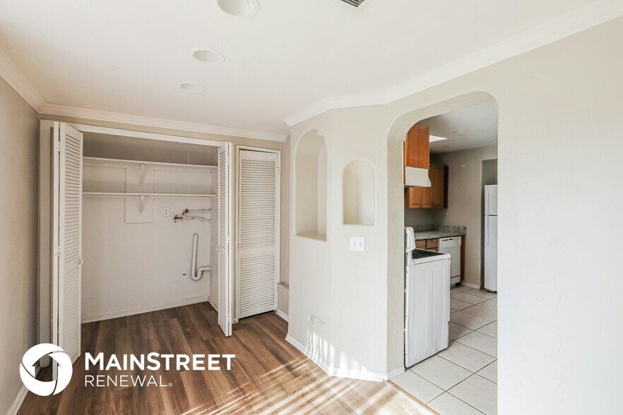 Building Photo - 7956 E Victoria Dr