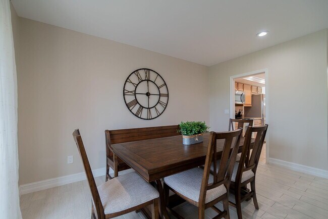Building Photo - 11355 Pond View Dr