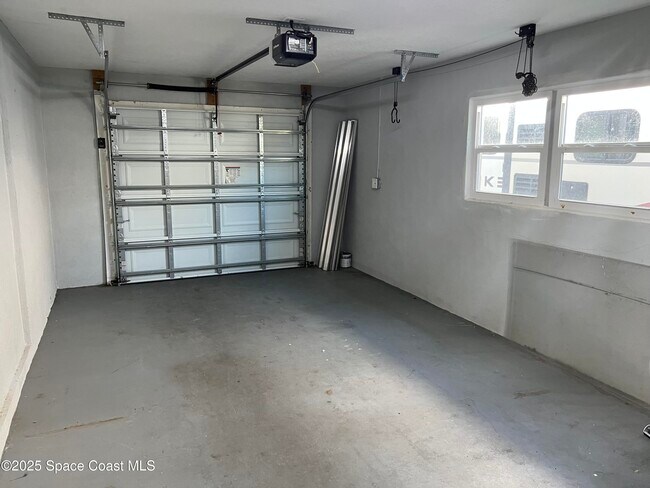 Building Photo - 675 Teak Dr