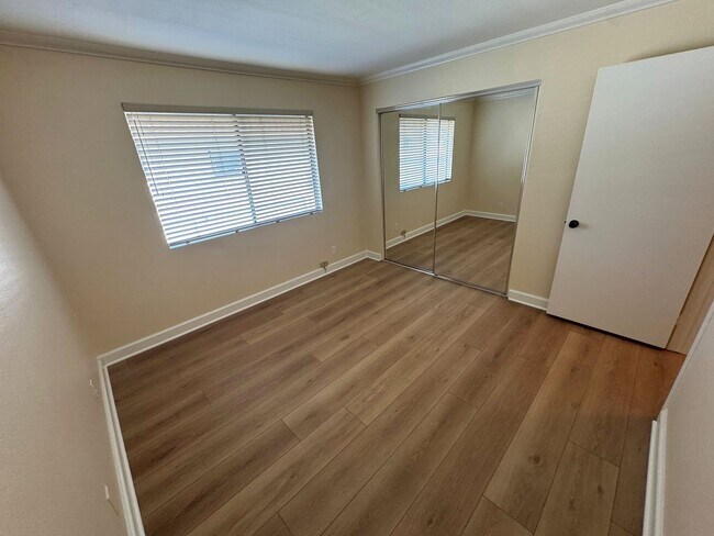 Building Photo - **MOVE-IN SPECIAL!** 2+1.75 Parkside Community Condo in Ventura