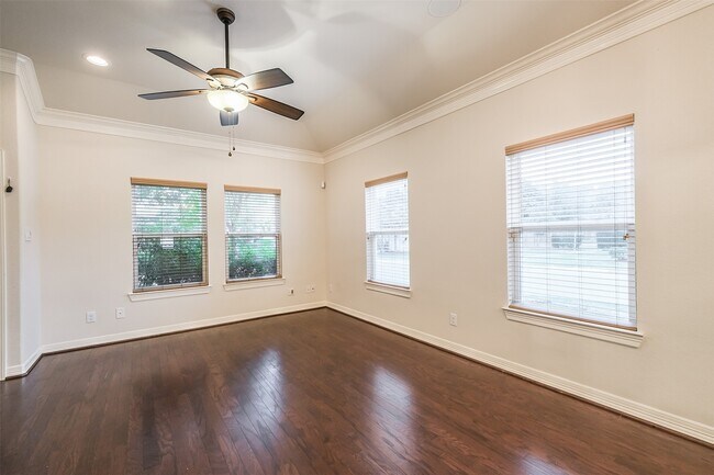 Building Photo - 3521 Clearview Cir