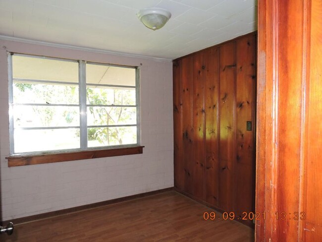 Building Photo - Great Location in MidCity - 3BR/1BA House ...
