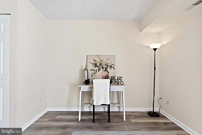 Building Photo - 107 St Charles Square