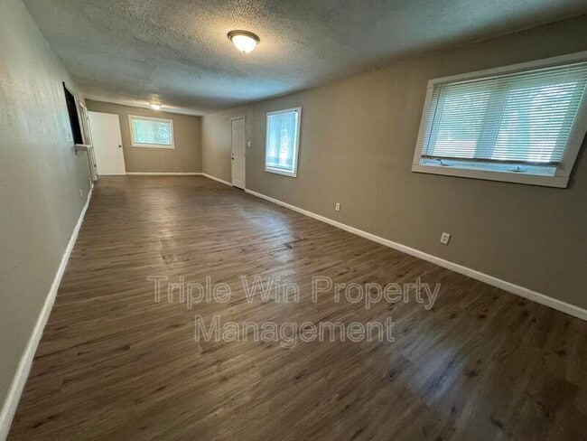 Building Photo - 9609 Winkler Dr