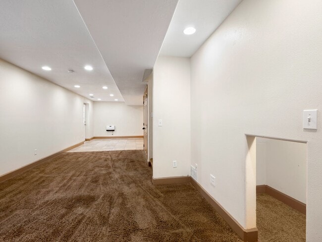 Building Photo - 25 E 2250 N