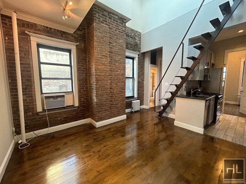 Primary Photo - East 18th Street