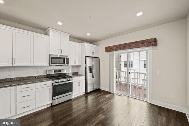 Building Photo - 127 Gaslight Aly