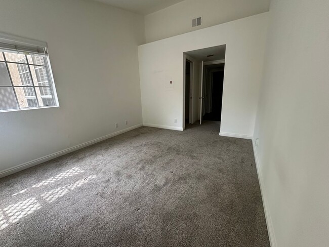 Building Photo - Bright & Spacious 1-Bedroom + Loft in Gate...