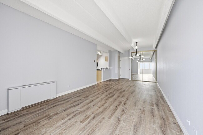 Building Photo - $1,095.95, 1 bed, 1 bath, located in Denver with a gorgeous sunroom