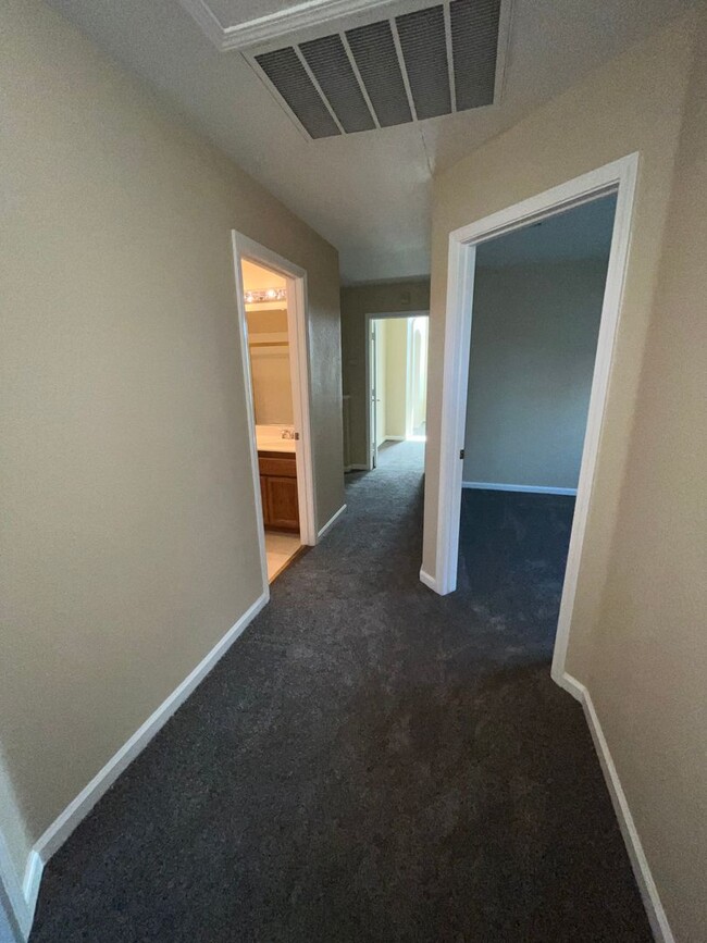 Building Photo - 4BR/2.5 BA / 1914 SF | New Carpet | Tenant...