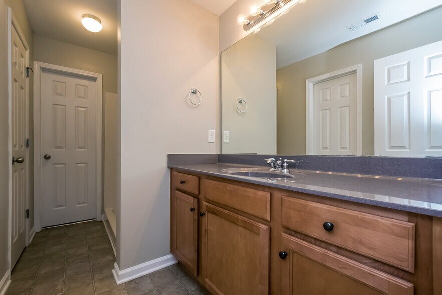 Building Photo - 5 Hill Crest Cir