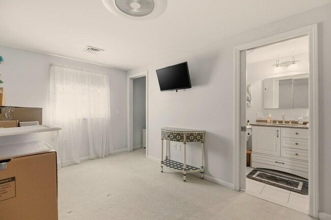 Building Photo - 5 Leland Point Dr