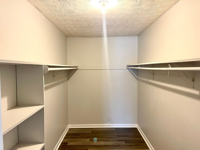 Building Photo - Welcome to this charming 1-bedroom, 1-bath...