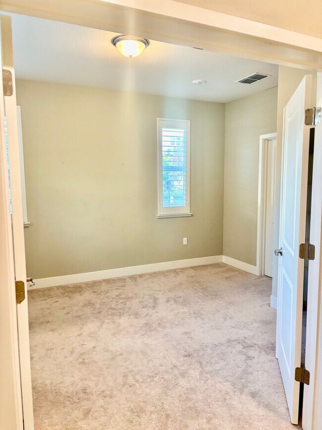 Building Photo - Must see beautiful and large Townhome in Dublin- Close to Everything!