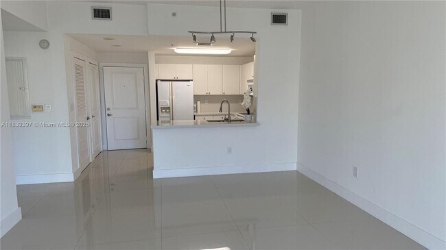 Building Photo - 10 Aragon Ave