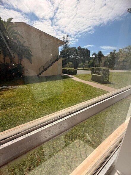 Building Photo - 20111 NE 27th Ct