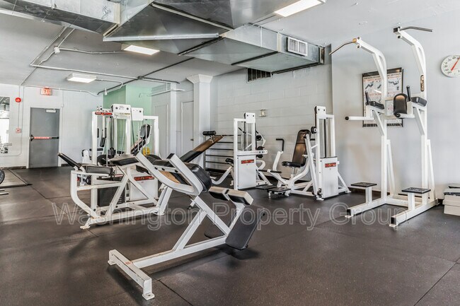 Building Photo - 4600 S Four Mile Run Dr