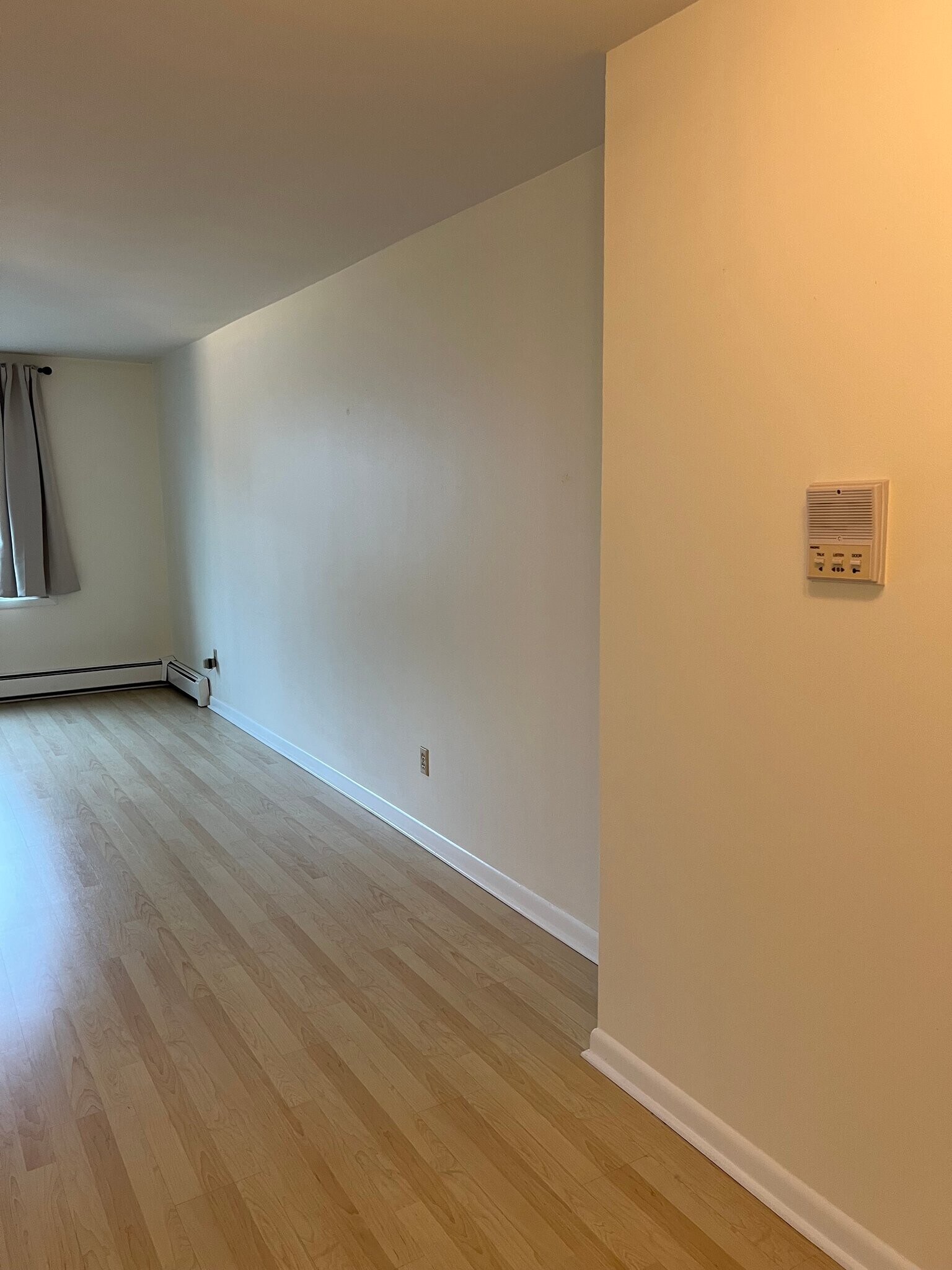 Building Photo - 2025 E Greenwich Ave