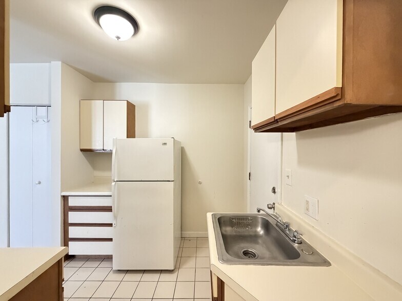 Building Photo - 814 W Cornelia Ave