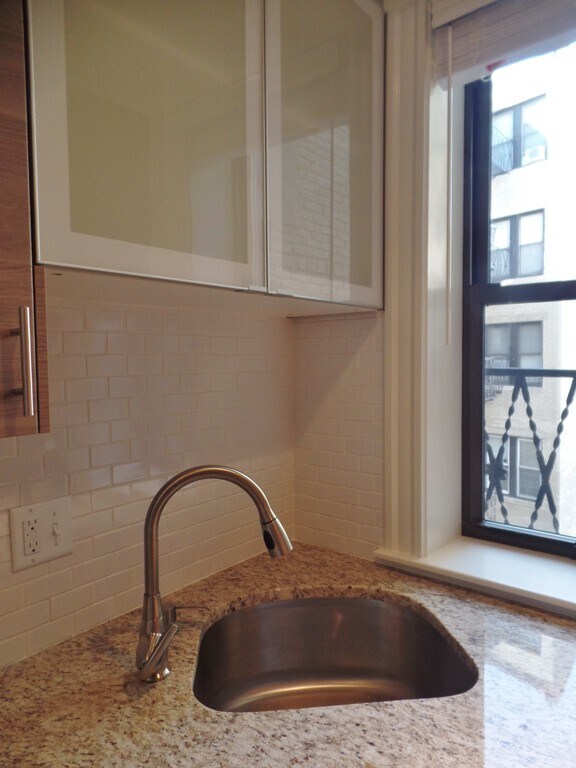 Building Photo - 61 Park Dr