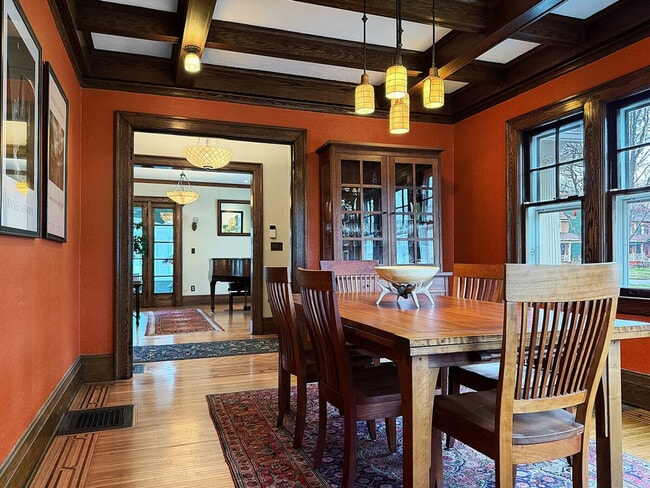 Building Photo - 410 Wellington Ave