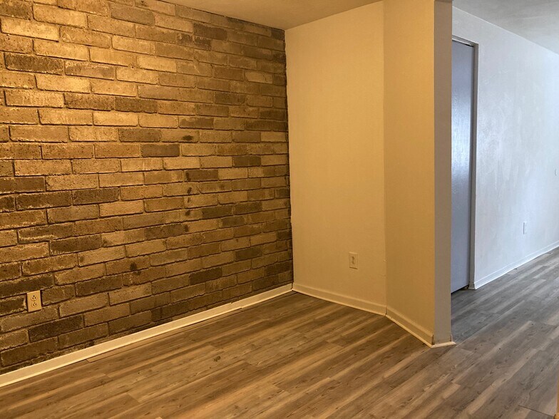 Building Photo - 204 Kellywood Mnr