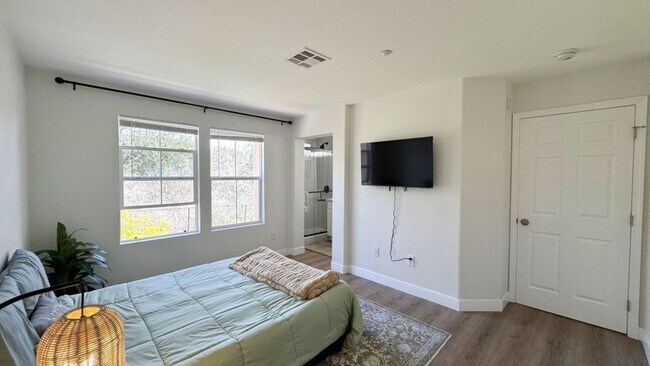 Building Photo - Beautiful Tri-Level 3BD/2BA Townhome in Greystone at Eastlake – Eastlake Chula Vista