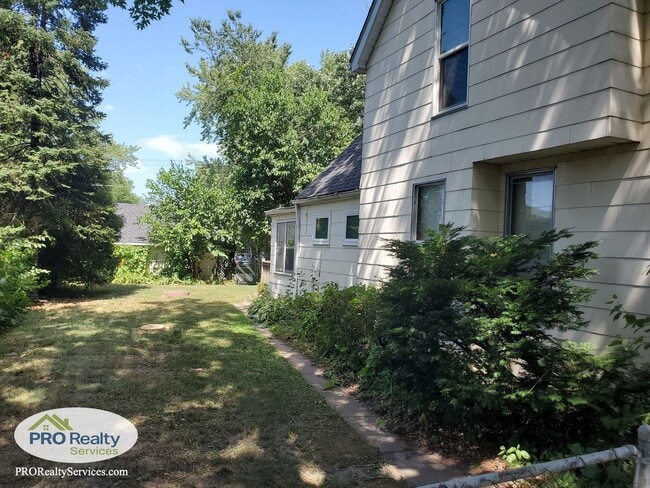 Building Photo - Charming 4 Bedroom Home