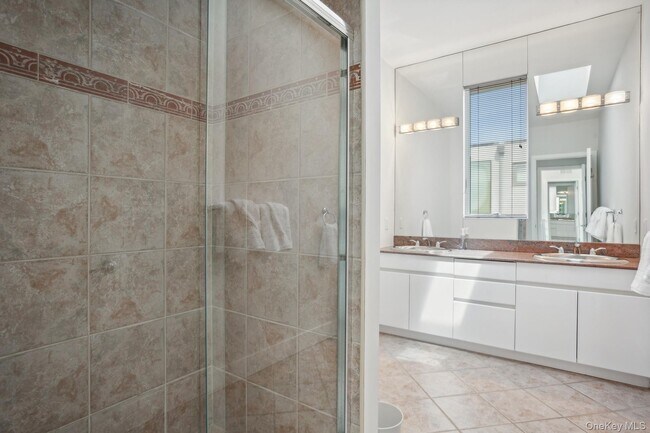 Building Photo - 681 Dune Rd