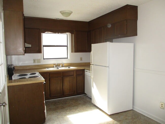 Building Photo - Lovely duplex close to base, shopping and area dining. Large open backyard great for cookouts. Fe...
