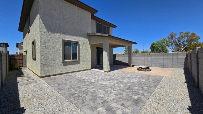 Building Photo - Community pool! Excellent Goodyear location!