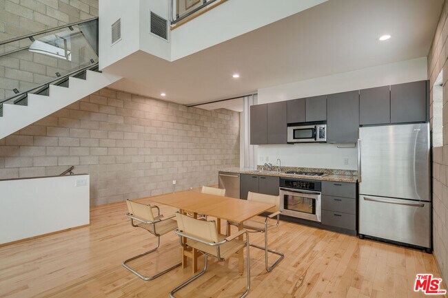 Building Photo - 717 Highland Ave