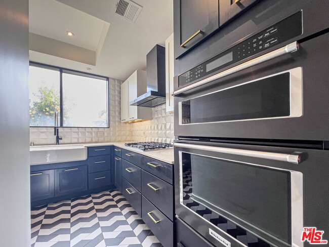 Building Photo - 935 Westbourne Dr