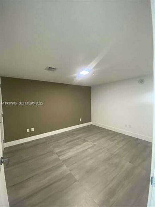 Building Photo - 400 Sunny Isles Blvd