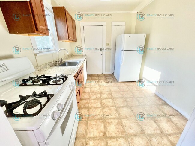 Building Photo - Charming Cottage with Private Yards, Parki...