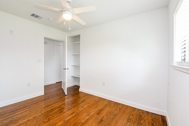 Building Photo - 1860 Lynnview Dr