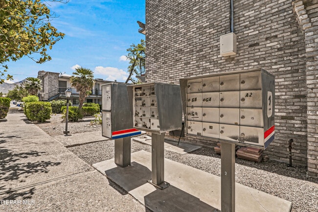 Building Photo - 6700 Escondido Dr