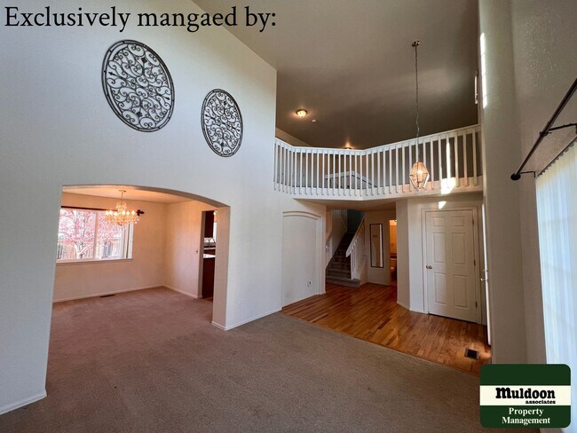 Building Photo - Stunning 3  Bedroom Home with lots of space and a beautiful fenced back yard -