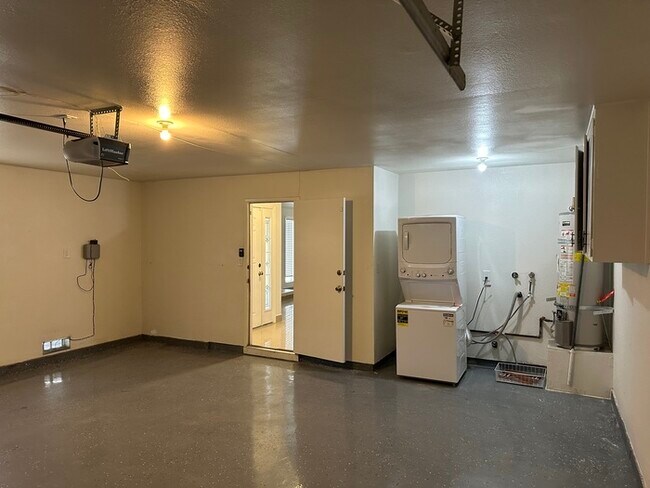 Building Photo - Modesto 3 Bedroom 2 Bath Home