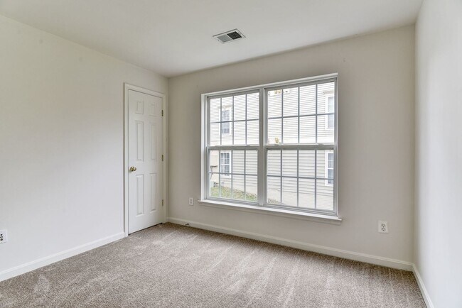 Building Photo - 3 Bed 2 Bath - Germantown Condo - Washer/Dryer In Unit
