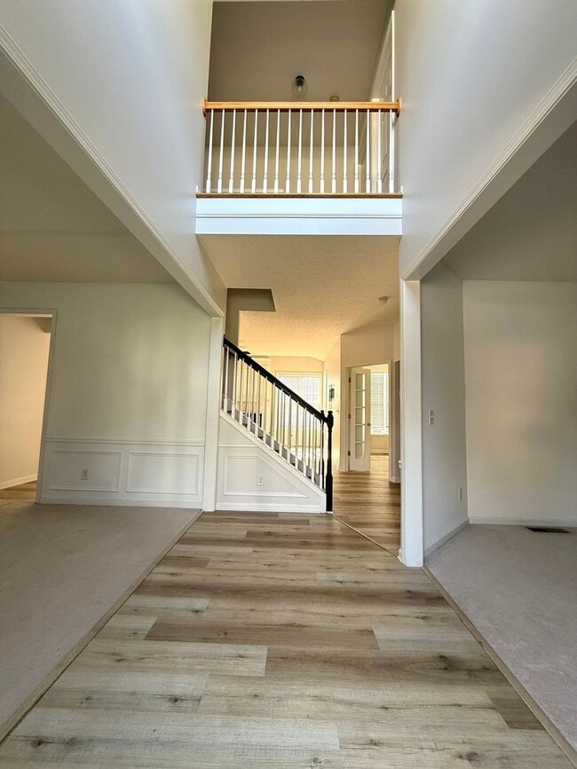 Building Photo - LOCATION!  Close to the outlet Malls and D...