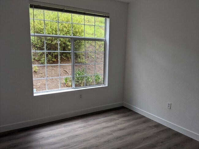 Building Photo - 2 Bedroom-2 Bathroom Single Story Condo in...