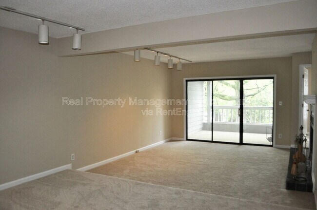 Building Photo - 700 Bishops Park Dr